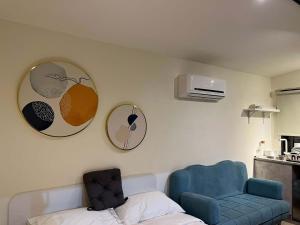 Starveil Mountain Retreat X by Tiny Away : غرفة معيشة مع أريكة وكرسي أزرق