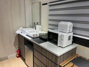 Starveil Mountain Retreat X by Tiny Away : مطبخ مع ميكروويف على كونتر