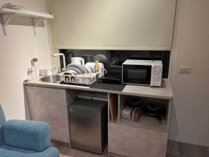 Starveil Mountain Retreat X by Tiny Away : مطبخ صغير مع حوض وميكروويف +6 صور