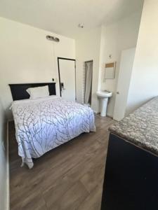 Postel nebo postele na pokoji v ubytování Encore Inn Inglewood