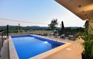 ein Pool mit blauem Wasser in einem Haus in der Unterkunft Villa Neda Imotski-Makarska by Villas Guide in Zdilari