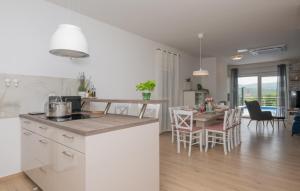 eine Küche und ein Wohnzimmer mit Tisch und Stühlen in der Unterkunft Villa Neda Imotski-Makarska by Villas Guide in Zdilari