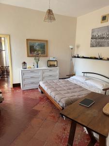 Piedimonte dʼAlifeにあるLa Casa dei Nonniのベッドとテーブルのある寝室
