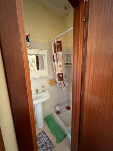 Piedimonte dʼAlifeにあるLa Casa dei Nonniの洗面台と浴槽のある小さなバスルーム