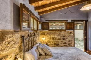 Ένα ή περισσότερα κρεβάτια σε δωμάτιο στο Can Pei +100 φωτογραφίες