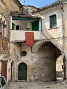 Piedimonte dʼAlifeにあるLa Casa dei Nonniの緑のドアと階段のある古い建物