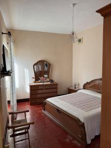Piedimonte dʼAlifeにあるLa Casa dei Nonniのベッドルーム1室(ベッド1台、椅子、鏡付) +21枚の写真