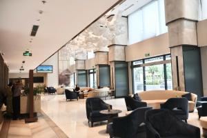 una hall con sedie e tavoli in un edificio di Luxury Sapphire Ha Long S1S2 a Ha Long Altre 35 foto