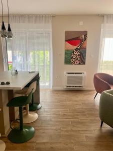 una sala de estar con una mesa y sillas en Apartman Pablo, en Kotor