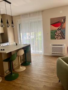 Una cocina con una mesa y sillas en una habitación. en Apartman Pablo, en Kotor