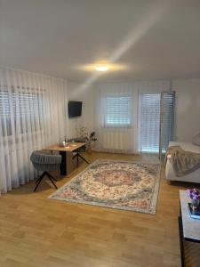 バート・フュッシンクにあるAppartementshaus Vlora 2 App 3のベッドとテーブルのあるリビングルーム