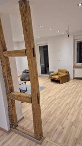 カイザースラウテルンにあるCity Central Helenenstrの中央に木製のはしごがある部屋