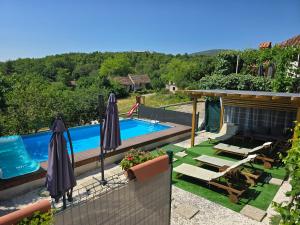 Bazén v ubytování Holiday house LUMA nebo v jeho okolí
