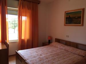1 dormitorio con cama y ventana en Pensione Giardino, en Lignano Sabbiadoro