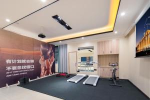 een kamer met een fitnessruimte met een poster aan de muur bij Vyluk Hotel Suzhou Xiangcheng Avenue & Global Harbor in Suzhou +23 foto's