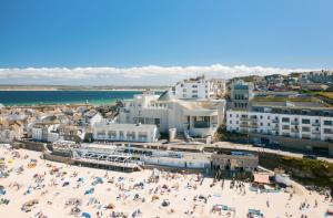 Una vista aérea de una playa con una multitud de personas. en VITAMYN SEA, 4 bed house, Sleeps 8, Sea views, 5 min walk to harbour and beaches, en St Ives