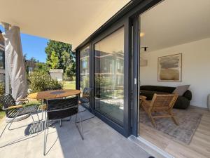 a screened in patio with a table and chairs at Suite Happiness in Uhldingen-Mühlhofen