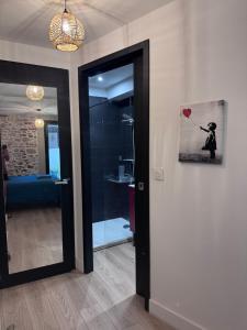 a room with a door with a picture of a woman holding a heart at La Casa d'Indie in Perpignan