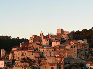 Nespecifikovaný výhled na destinaci Calvi dellʼ Umbria nebo výhled na město při pohledu z apartmánu