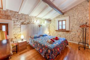 Katil atau katil-katil dalam bilik di Jolie maison au charme provençal