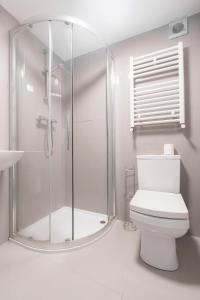Ένα μπάνιο στο D'Luxe 5 beds En-suite Home in London