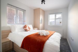Ένα ή περισσότερα κρεβάτια σε δωμάτιο στο D'Luxe 5 beds En-suite Home in London