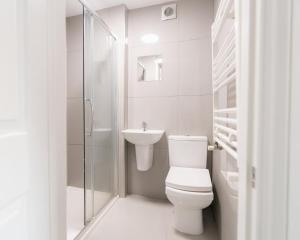 Ένα μπάνιο στο D'Luxe 5 beds En-suite Home in London +34 φωτογραφίες