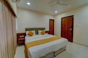 Postel nebo postele na pokoji v ubytování Raajpath Hotel Vadodara