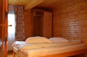 Una cama o camas en una habitación de Cabana Ioana