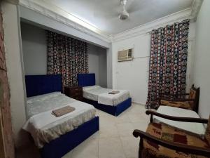 Un pat sau paturi într-o cameră la david hostel +37 fotografii