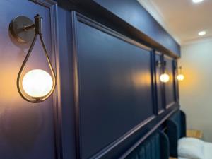 een kamer met een deur met een lamp erop bij The Reina Hotel in Istanbul +25 foto's