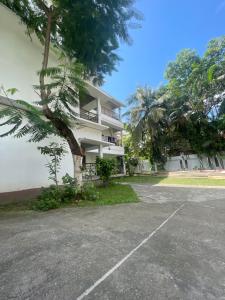 グワーハーティーにあるAatithya Home Stayの建物の前の駐車場 +10枚の写真