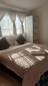 Ένα ή περισσότερα κρεβάτια σε δωμάτιο στο RedPillars One Bedroom Self Catering Unit