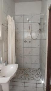 Ένα μπάνιο στο RedPillars One Bedroom Self Catering Unit