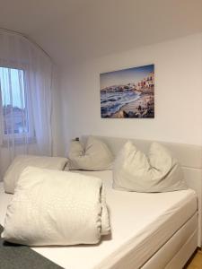 Postel nebo postele na pokoji v ubytování Appartementshaus Vlora 2 App 6