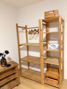 Palanda nebo palandy na pokoji v ubytování Appartementshaus Vlora 2 App 6