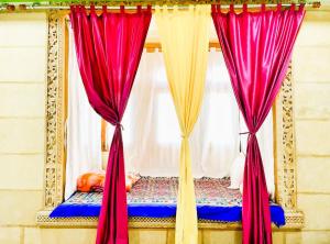 Llit o llits en una habitació de Hotel Zam Zam And Restaurant Budget Hotel in Jaisalmer
