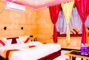 Llit o llits en una habitació de Hotel Zam Zam And Restaurant Budget Hotel in Jaisalmer
