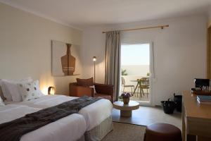 Golden Milos Beach Ηouse by Domotel客房内的一张或多张床位