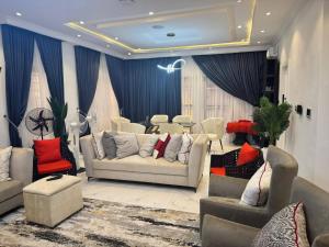 Serene Oasis in Lagos - Private Pool Relaxing Ambiance的休息区
