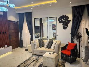 Serene Oasis in Lagos - Private Pool Relaxing Ambiance的休息区