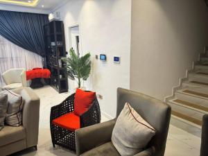 Serene Oasis in Lagos - Private Pool Relaxing Ambiance的休息区