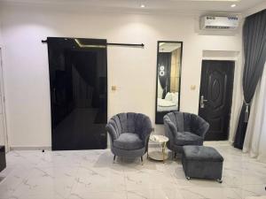 Serene Oasis in Lagos - Private Pool Relaxing Ambiance的休息区