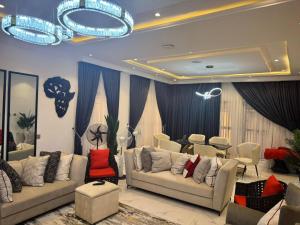 Serene Oasis in Lagos - Private Pool Relaxing Ambiance的休息区