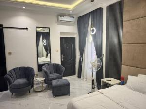 Serene Oasis in Lagos - Private Pool Relaxing Ambiance的休息区