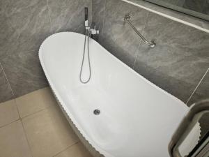 Serene Oasis in Lagos - Private Pool Relaxing Ambiance的一间浴室