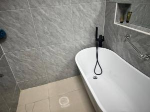 Serene Oasis in Lagos - Private Pool Relaxing Ambiance的一间浴室