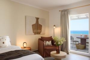 Golden Milos Beach Ηouse by Domotel客房内的一张或多张床位