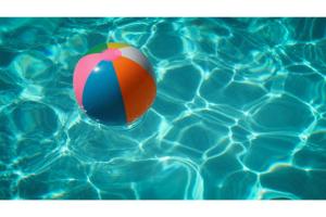 - un ballon de plage coloré dans une piscine dans l'établissement Care-accessible Cosy Cottage 4 personen, à Kasterlee