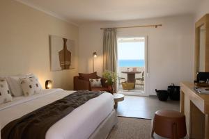 ProvatasGolden Milos Beach Ηouse by Domotel的一间带床且可欣赏海景的酒店房间